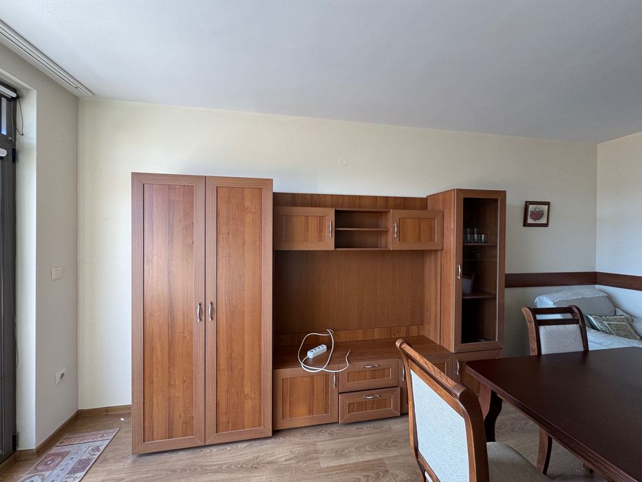 Продавам неизползван, нов гардероб