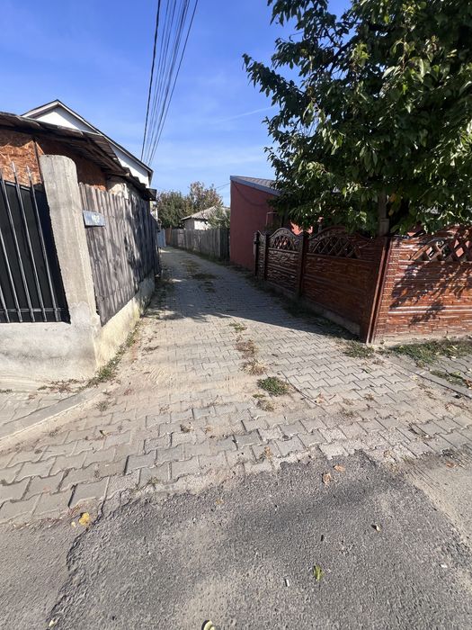 Teren cu casa batrineasca ideala pentru constructie noua. Zona buna!