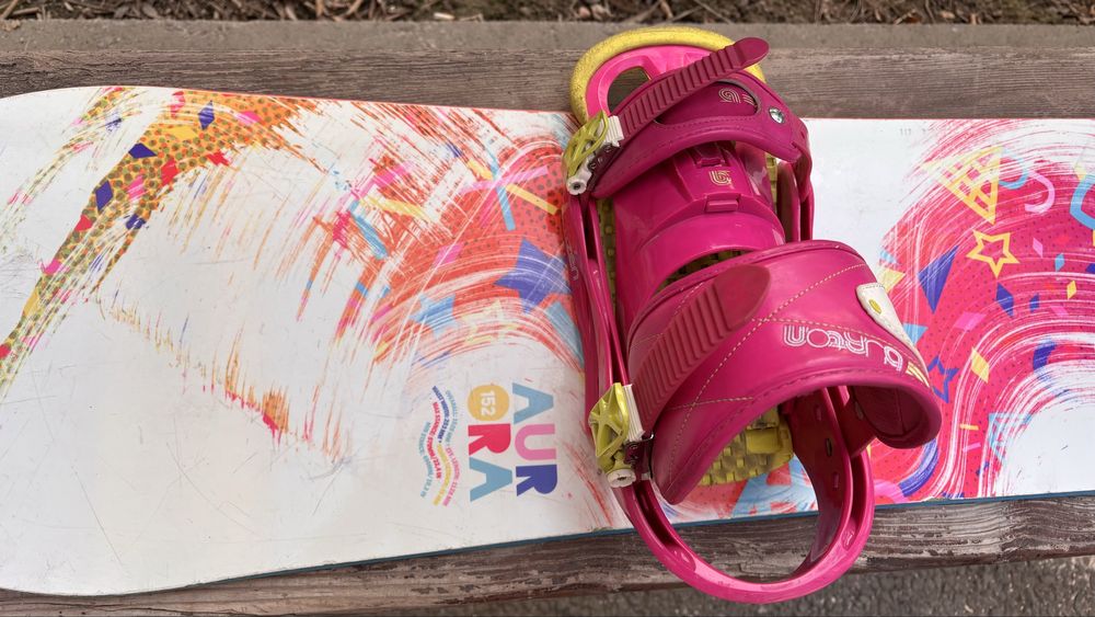 Продам розовый Сноуборд и ботинки