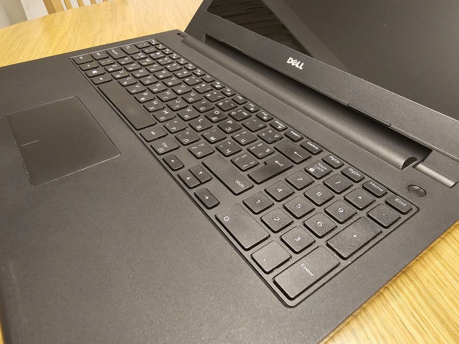 Лаптоп Dell Inspiron 15 с SSD и инсталиран Windows 10