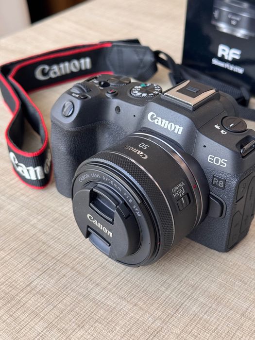 Камера Canon EOS R8 с объективом 50mm F1.8