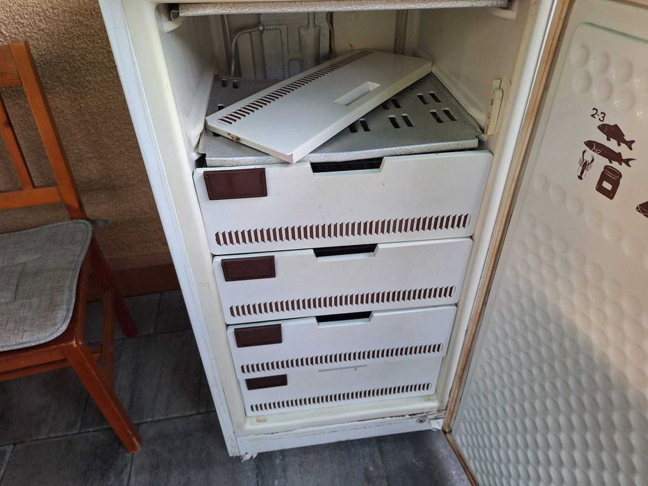 Congelator congelator vechi în stare bună.