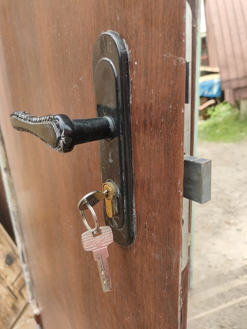 Продам советскую металлическую дверь