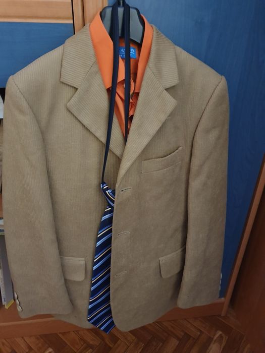 Продам костюм на 6-8 лет (с рубашкой и галстуком)