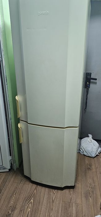 Продавам комбиниран хладилник Горения бял