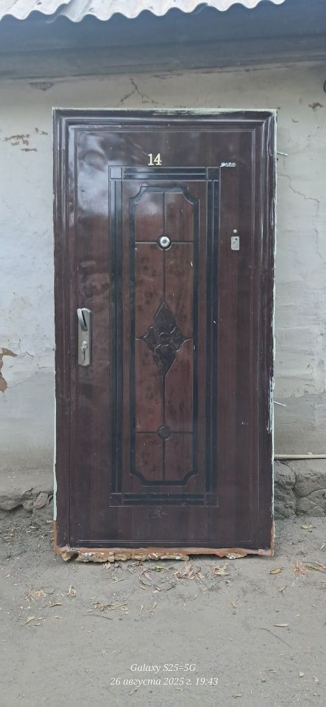 Продам металлическую дверь.