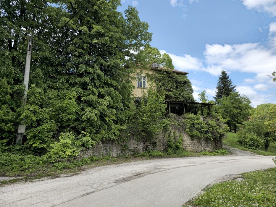 Продаваме бивш хотел-ресторант и поземлен имот в кв. Водици-гр.Габрово