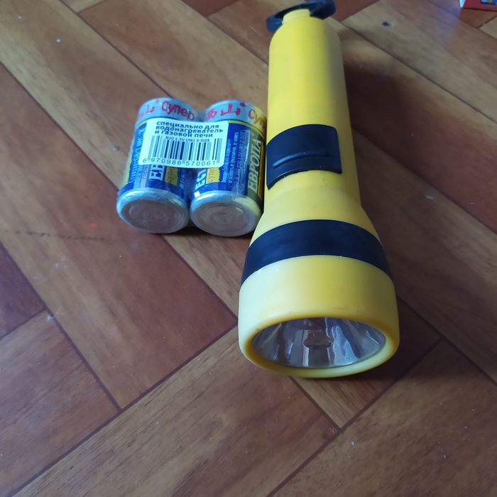 Продам фонарик работает на двух батарейках