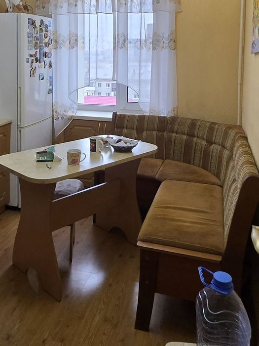обеденный стол,  3 табуретки угловой кухонный диван