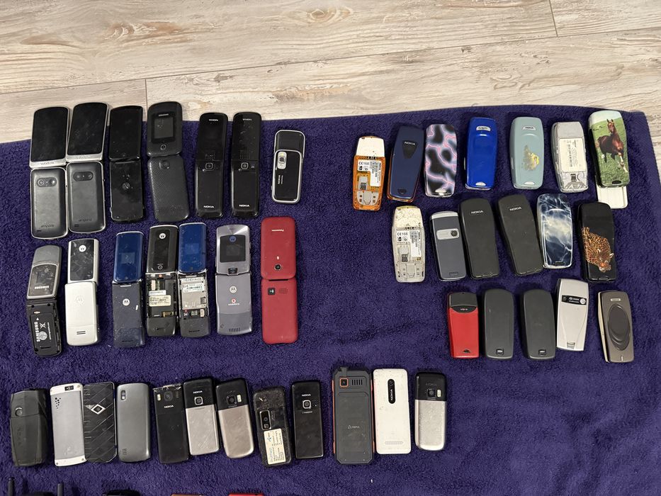 Lot Telefoane Vechi Probabil De Colectie