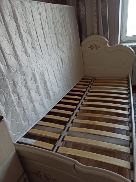 Кровать для спальни продаю