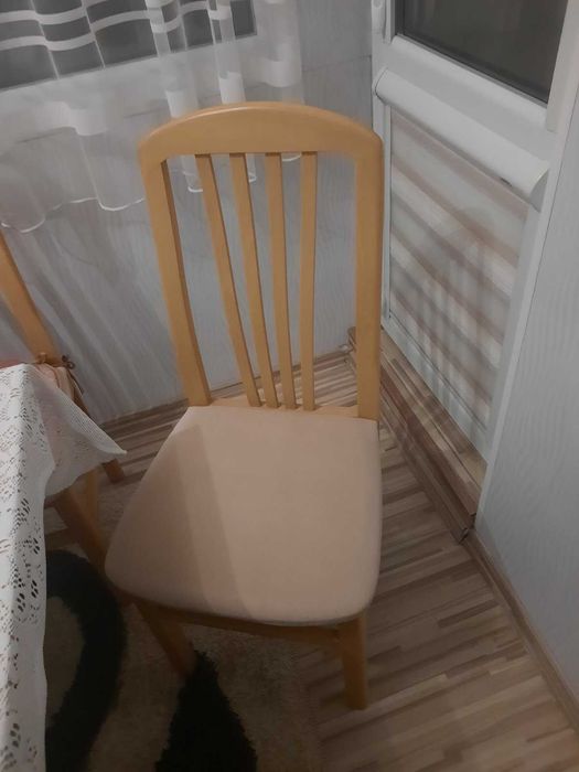 Продавам осем дървени стола