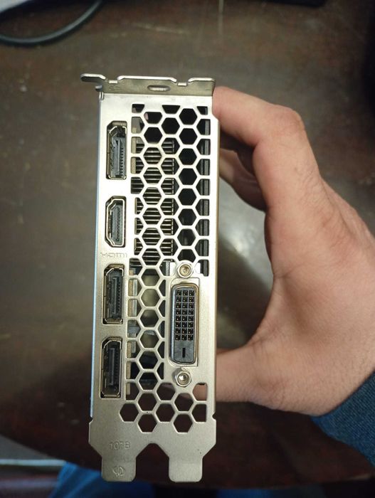 Vand placa video PNY 8 gb (1070) ddr5 pret 800 lei