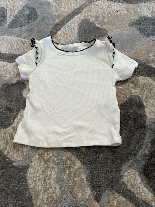 Дрехи -тениски,блузи дънки и роклички.