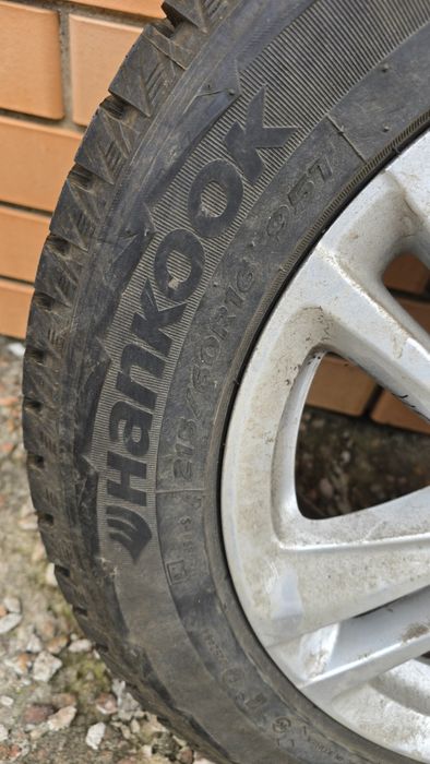 Продам зимнюю резину Hankook R16 с литыми дисками 5 на 105 как новы