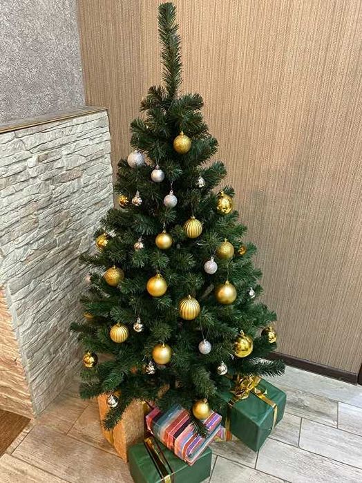 Продается искусственная елка , высота 2 м, в отлтичном состоянии