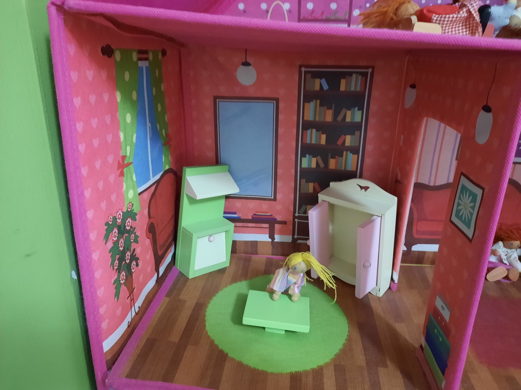 Детска къща за кукли с обзавеждане и кукли