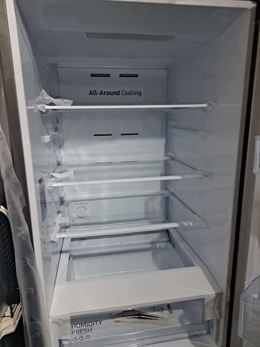 Нов Хладилник с фризер Samsung 340 литра.