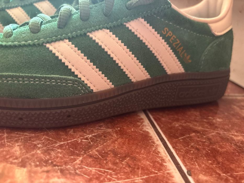 Adidasi noi fara eticheta