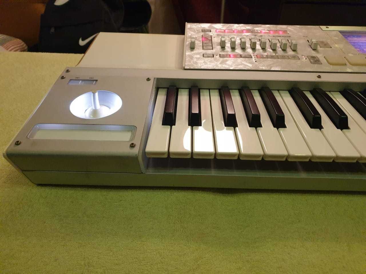 Korg M3 61 клавиша