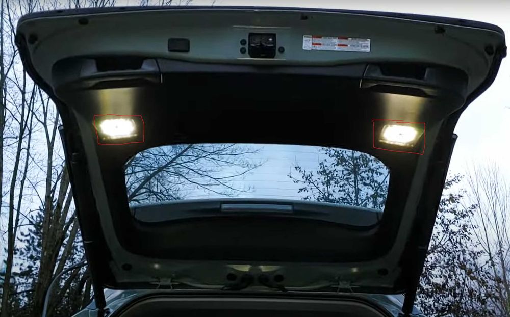 Пластмаси 5та врата багажник тойота рав4 toyota rav4 2019+