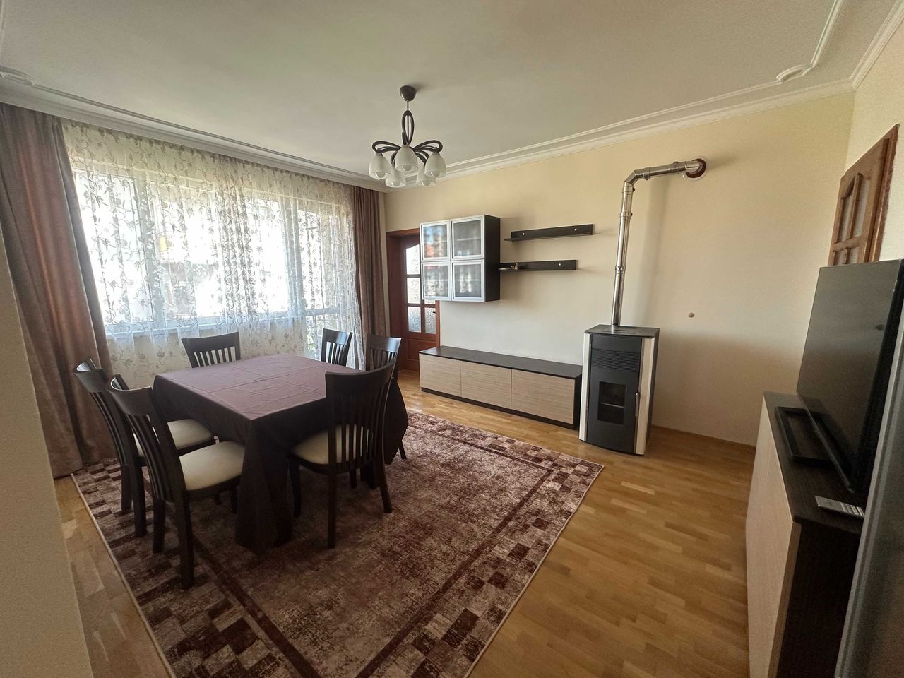 Дава се под наем Четиристаен апартамент в Варна, Виница - 110 кв.м за 637.5 € - Снимка #1