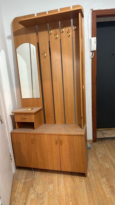 Прихожный шкаф и кровать