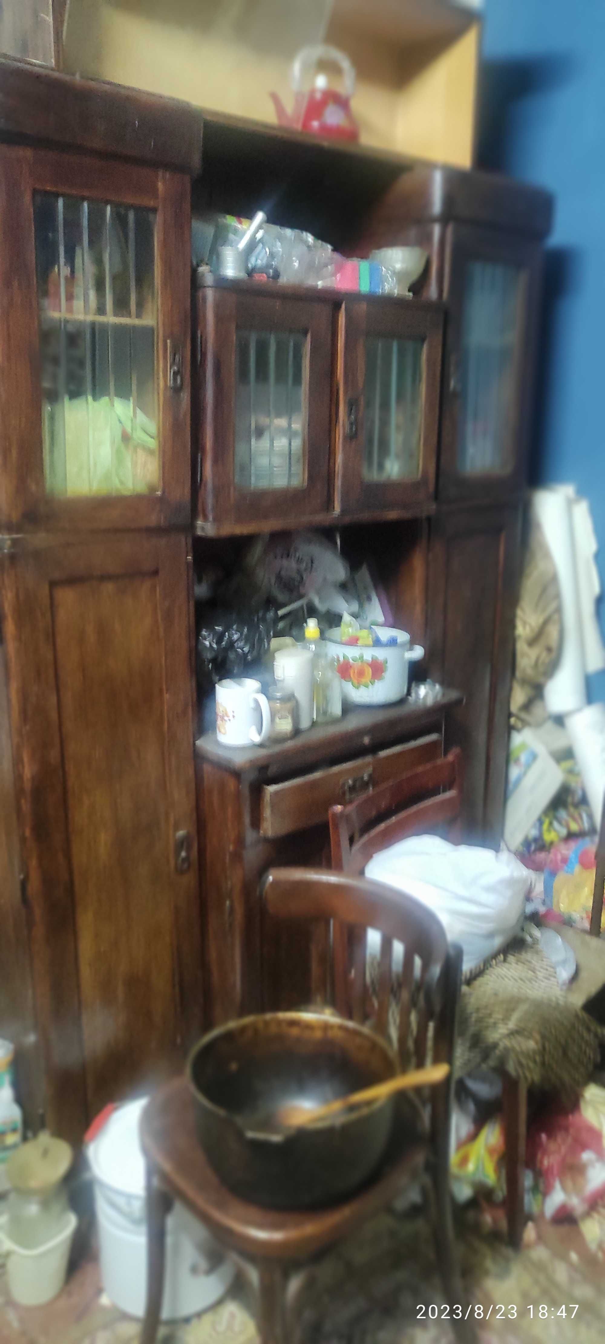 Продается старинный деревянный буфет