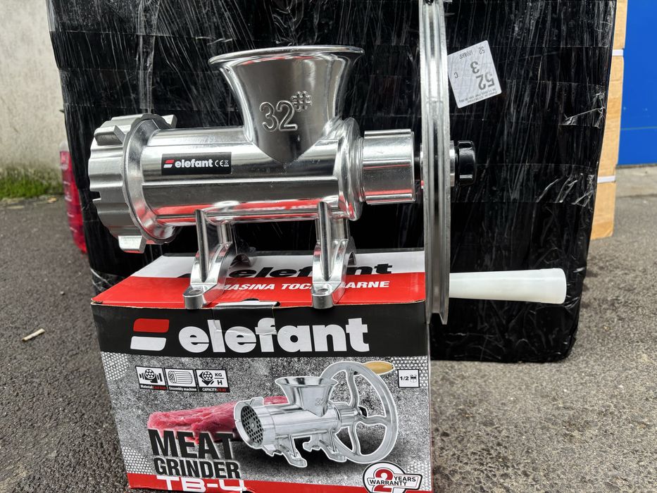 Mașină pentru tocat carne din aluminiu , Nr 32 .