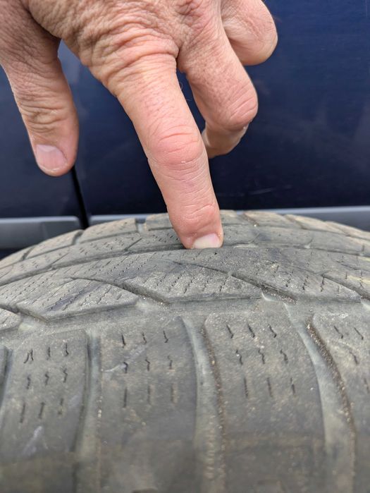 Vând jante tabla Ford Focus 2 pe R15 + cauciucuri iarna Continental.