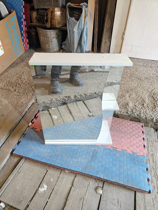 Полочка для ванной или уборной