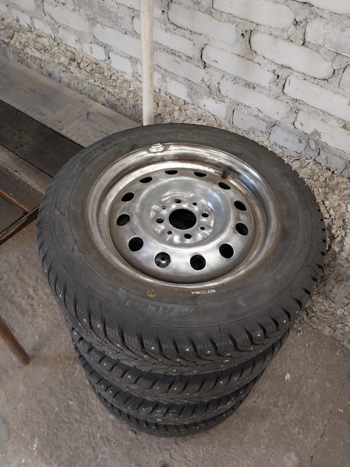 Продам зимнюю резину с дисками R14