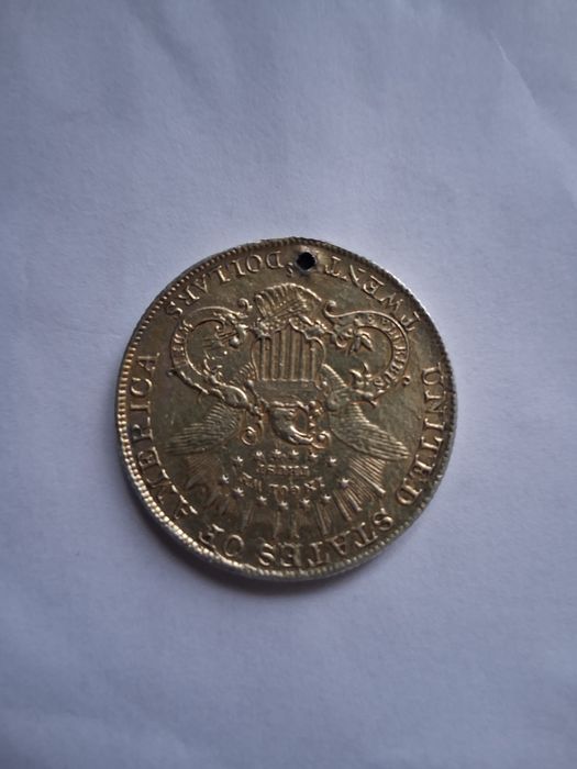 Vând moneda americana