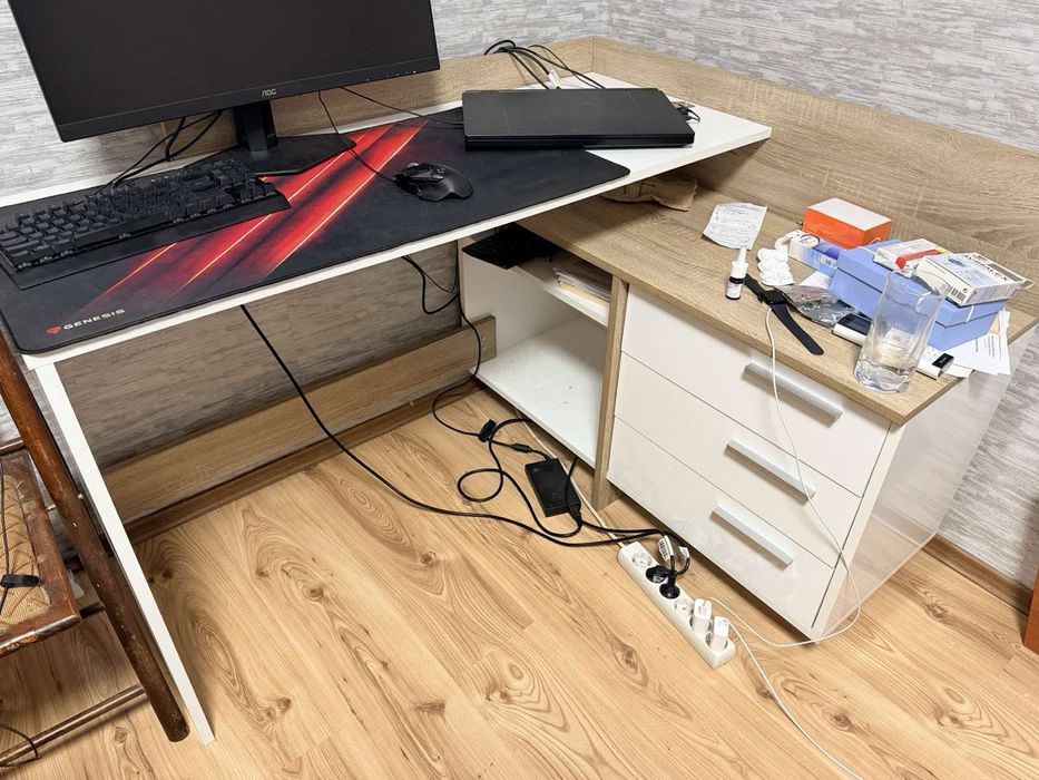 Два броя бюра в добро състояние