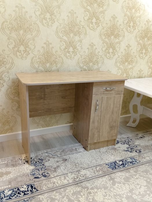 Письменный стол в светло коричневом цвете