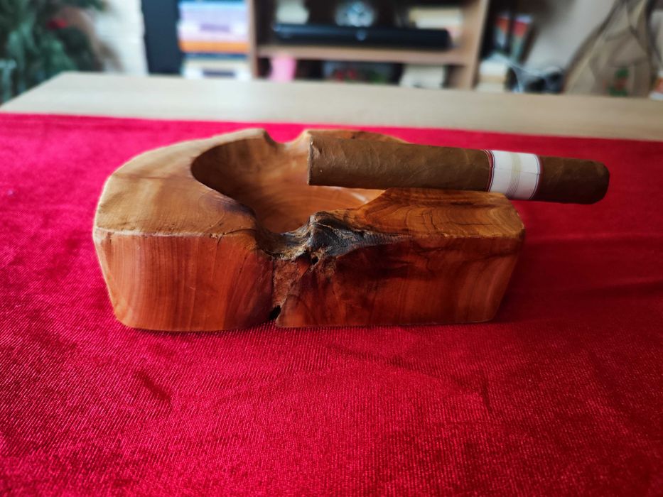 Дървен ръчно правен пепелник за пури