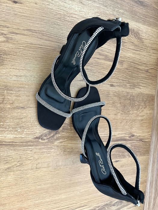 Официални чисто нови сандали на ток