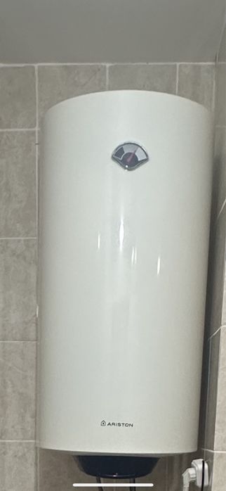 Аристон б/у 100 л, тэн рабочий, корпус целый, не течет.