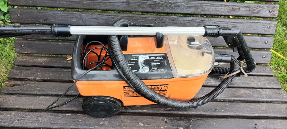 Aspirator cu jet si aspirare prin apa