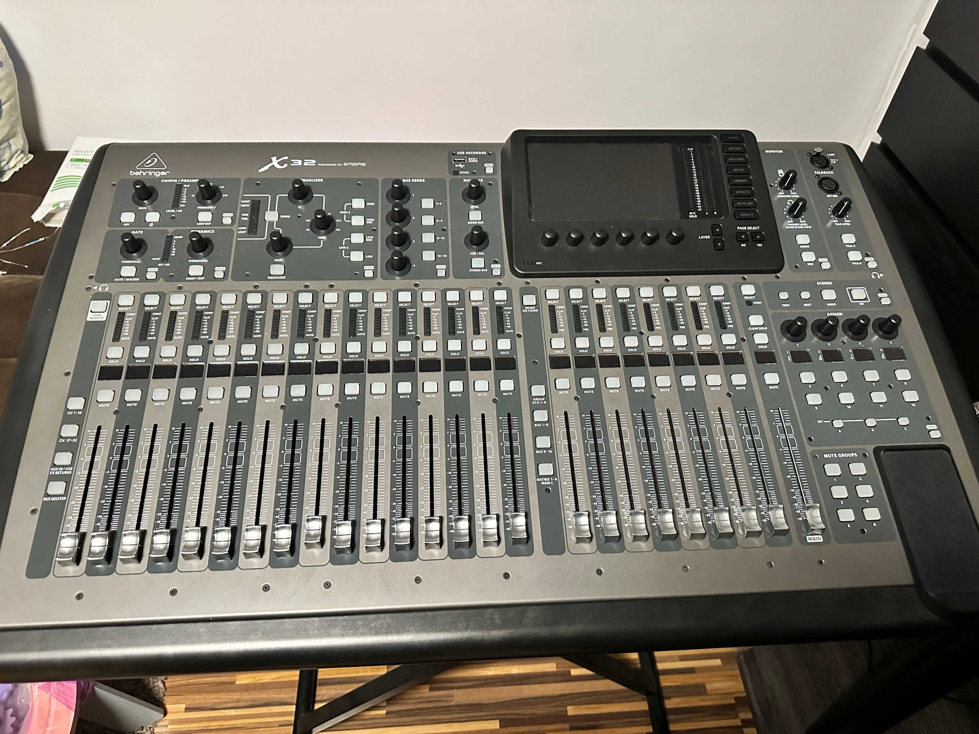 Behringer X32 full-frame + case transport Thomann