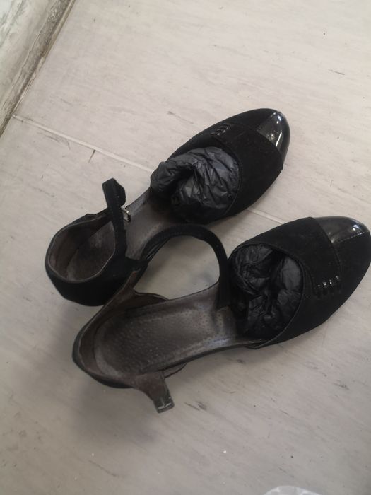 Дамски черни обувки с нисък ток