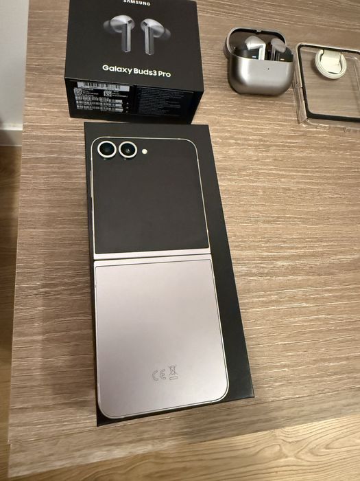 Samsung Galaxy FLIP 6, 12GB RAM, 256 GB + Galaxy Buds 3 PRO