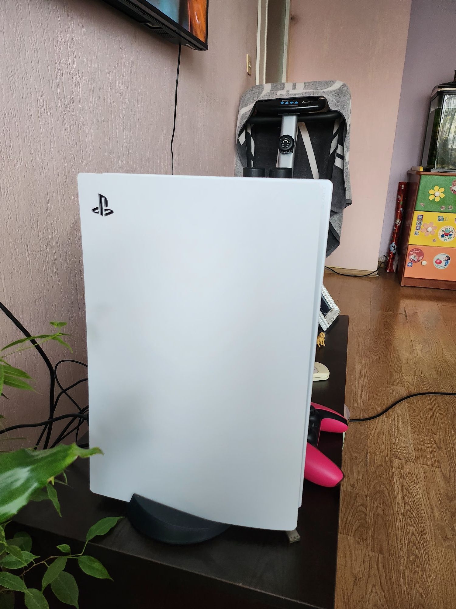 Playstation 5+dva kontrolera +igri