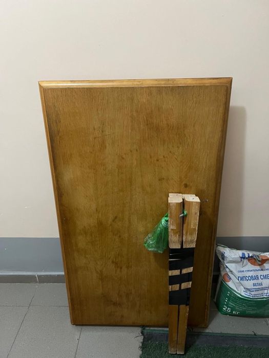 Отдам бесплатно стол и 5 табуреток