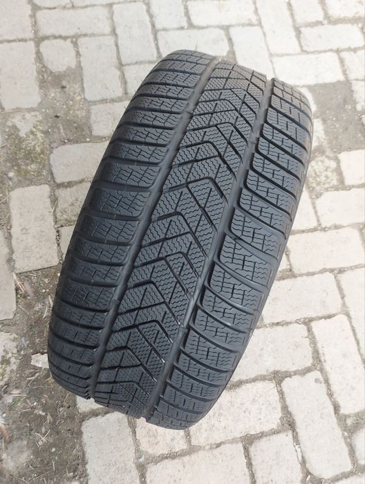 O bucată 275/255 40 R18 M+S iarnă - una Pirelli