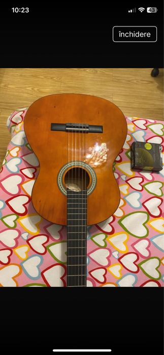 Chitara folosită foarte puțin, aproape nouă, fără defecte.