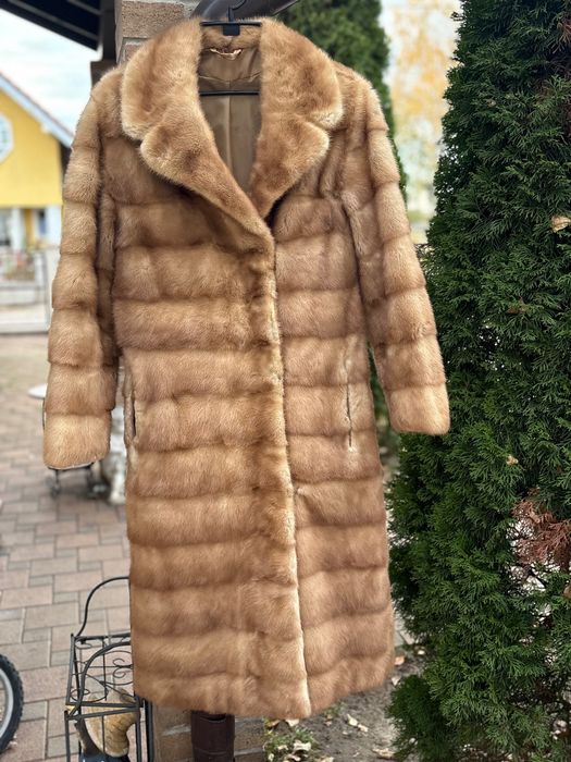 Vând palton din blana naturala din Vizon