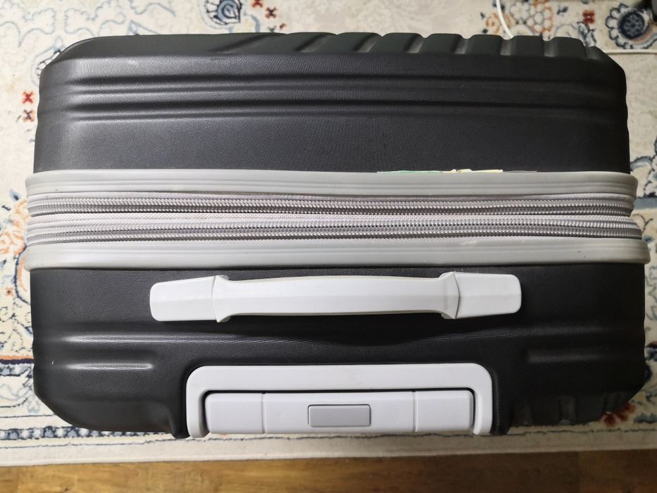 Продам новый чемодан