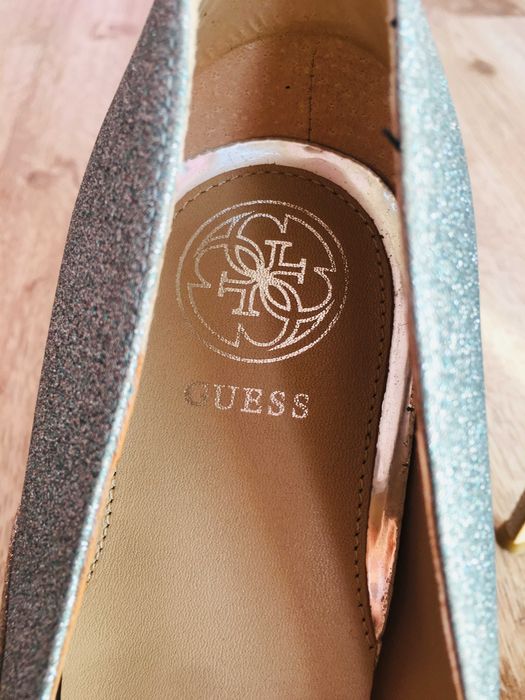 Продавам нови бляскави обувки на Guess