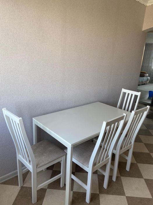 Продам Стол кухонный  + 4 стула.
